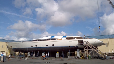 Image for article Rybovich Shipyard unsteps masts for 56m Perini Navi 'Rosehearty'